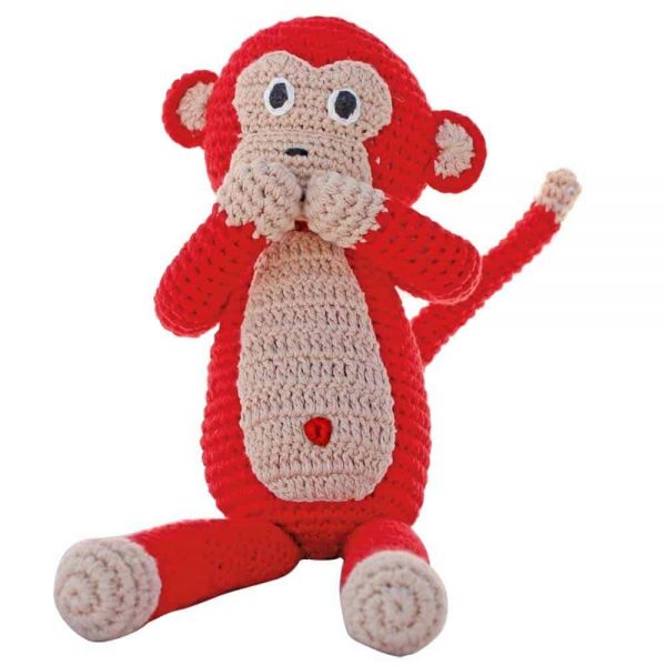 Häkel-Äffchen (rot) Kuscheltier mit Rassel im Hand vor dem Mund