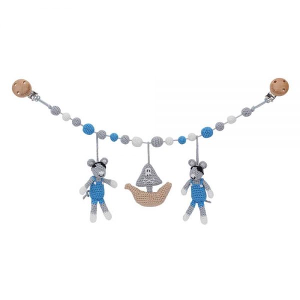 Gehäkelte Kinderwagen-Rasselkette mit Maus & Piratenschiff (pastell-blau)