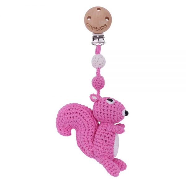 Gehäkelter Kinderwagen-Anhänger mit Eichhörnchen (rosa) & Rassel
