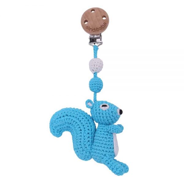 Gehäkelter Kinderwagen-Anhänger mit Eichhörnchen (türkis) & Rassel