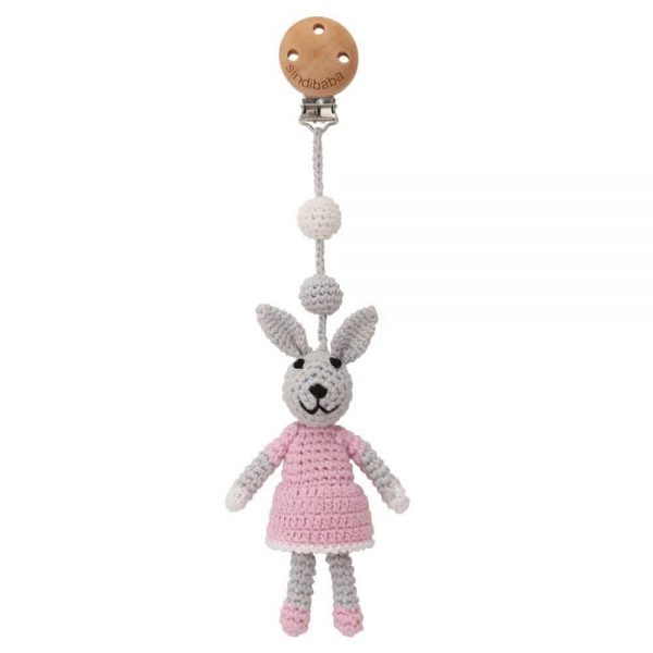 Gehäkelter Kinderwagen-Anhänger mit Hase BIBI (pastell-rosa) & Rassel