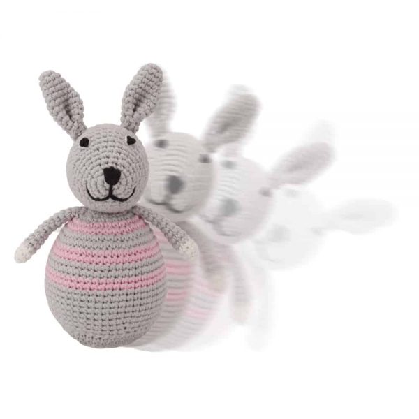 Stehaufmännchen Baby gehäkelt, Hase BOBBY (rosa), sindibaba 12283, in Bewegung
