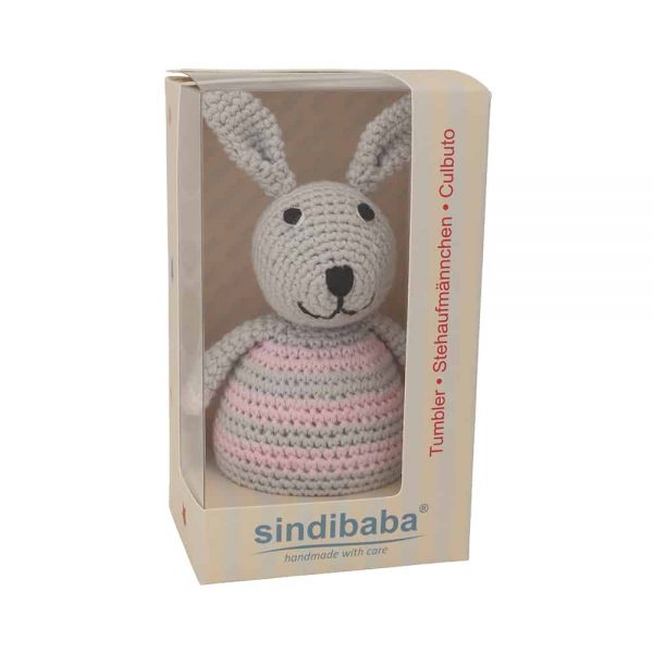 Stehaufmännchen Baby gehäkelt, Hase BOBBY (rosa), sindibaba 12283, mit Klarsicht-Geschenkverpackung