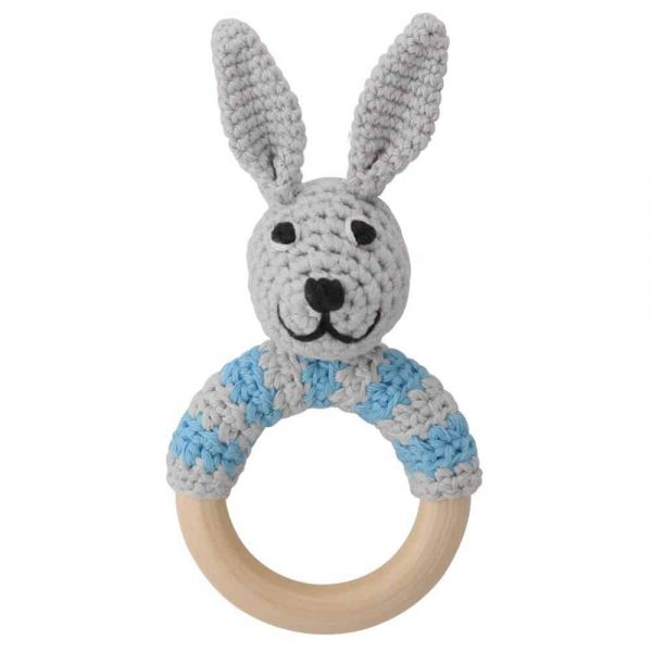Häkel-Hase (blau) mit Rassel auf Greifring aus Holz