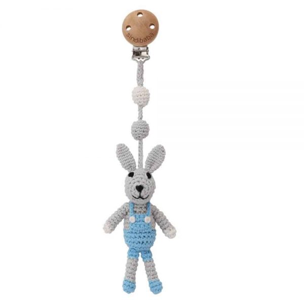 Gehäkelter Kinderwagen-Anhänger mit Hase BIBI (pastell-blau) & Rassel