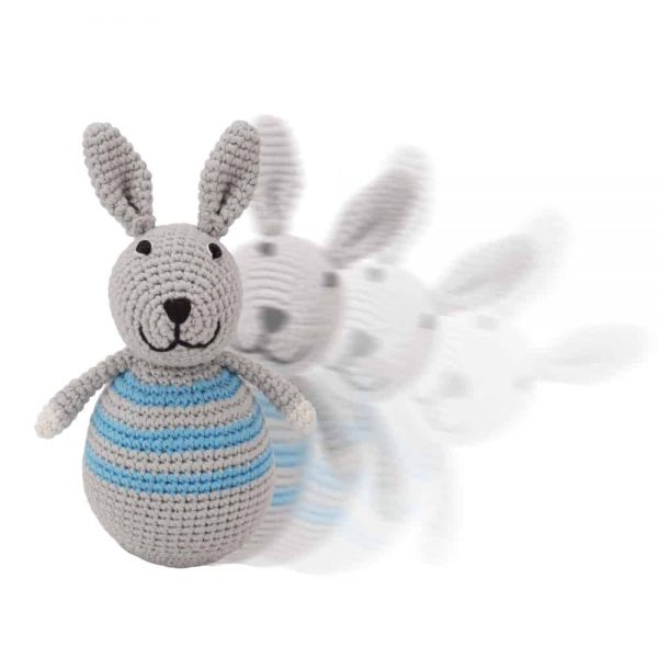 Stehaufmännchen Baby gehäkelt, Hase BOBBY (blau), sindibaba 12289, in Bewegung