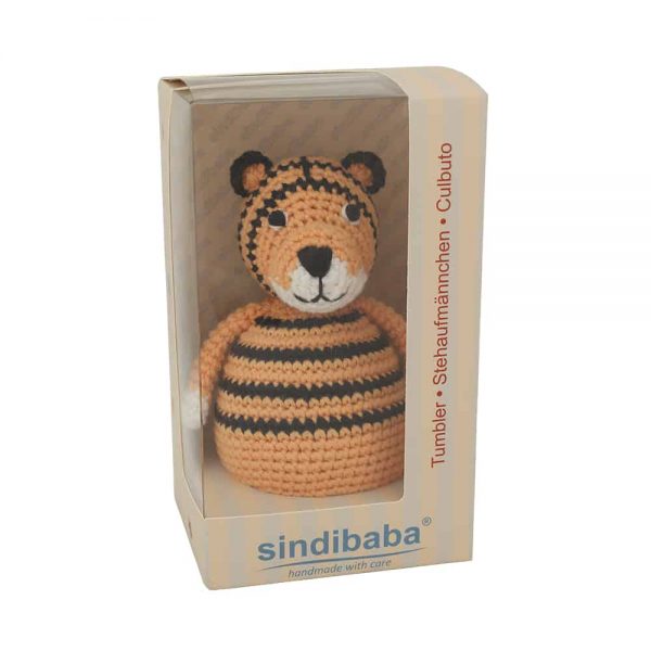 Stehaufmännchen Baby gehäkelt, Tiger TONI, sindibaba 12304, mit Klarsicht-Geschenkverpackung
