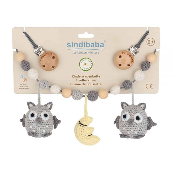Gehäkelte Kinderwagenkette mit 2 Eulen (grau) & Mond in Verpackung