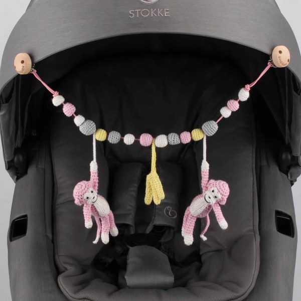 Gehäkelte Kinderwagenkette Affe CHARLIE in Hellrosa im Buggy (Nahaufnahme)