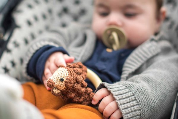 Gehäkelter Babyrassel-Greifling Igel HARRY mit Baby-Boy