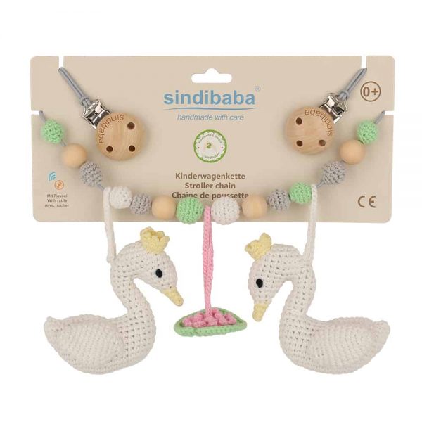 Gehäkelte Kinderwagenkette mit 2 Schwänen & Seerose (weiss, Rasselgeräusch) in Verpackung