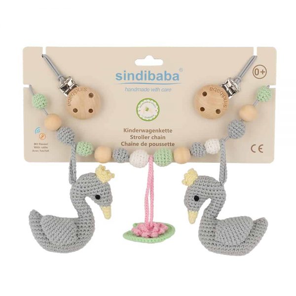 Gehäkelte Kinderwagenkette mit 2 Schwänen & Seerose (hellgrau, Rasselgeräusch) in Verpackung