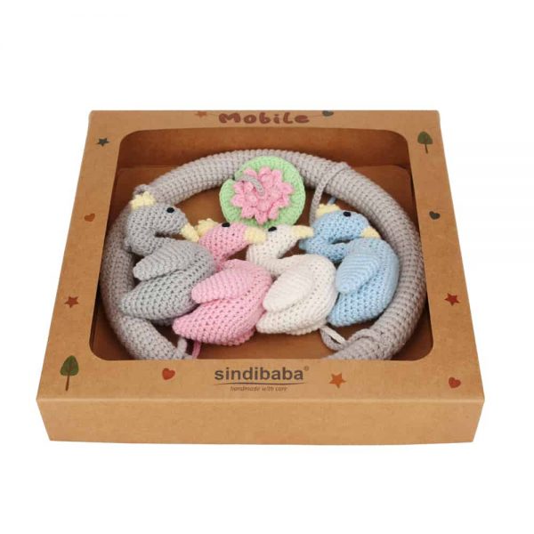 Gehäkeltes Baby-Mobile “SCHWANENSEE” zum Aufhängen in Verpackung