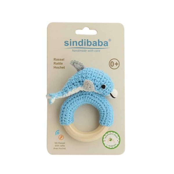 Gehäkelte Kinderwagenkette mit Delfinen & Ball (blau, Rasselgeräusch)