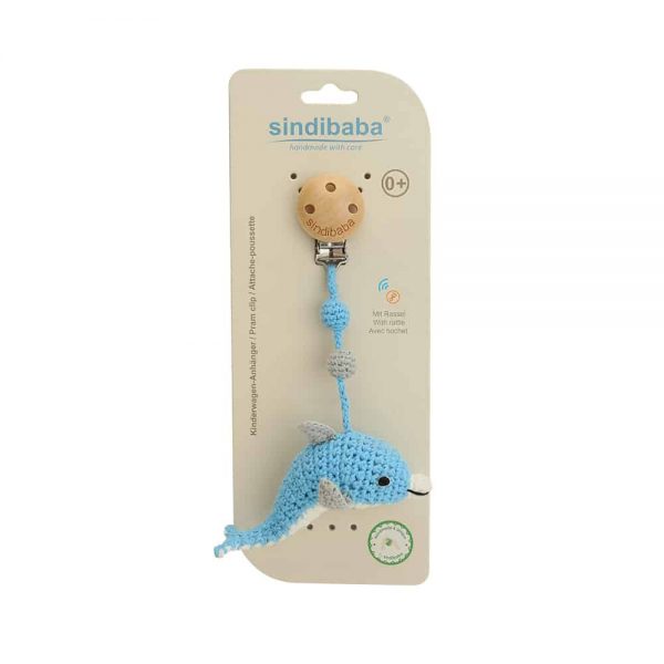 Gehäkelte Kinderwagenkette mit Delfinen & Ball (blau, Rasselgeräusch)