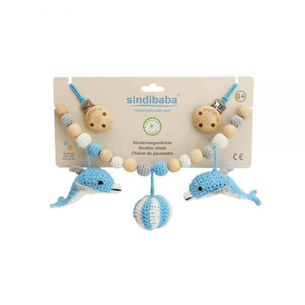 Gehäkelte Kinderwagenkette mit Delfinen & Ball (blau, Rasselgeräusch)