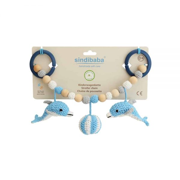 Gehäkelte Kinderwagenkette mit Delfinen & Ball (blau, Rasselgeräusch)