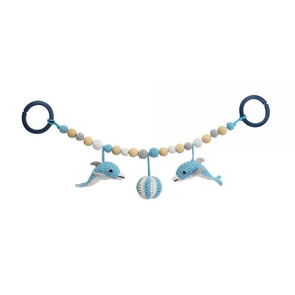 Gehäkelte Kinderwagenkette mit Delfinen & Ball (blau, Rasselgeräusch)