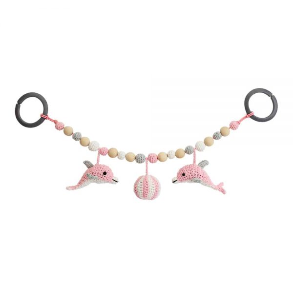 Gehäkelte Kinderwagenkette mit Delfinen & Ball (blau, Rasselgeräusch)